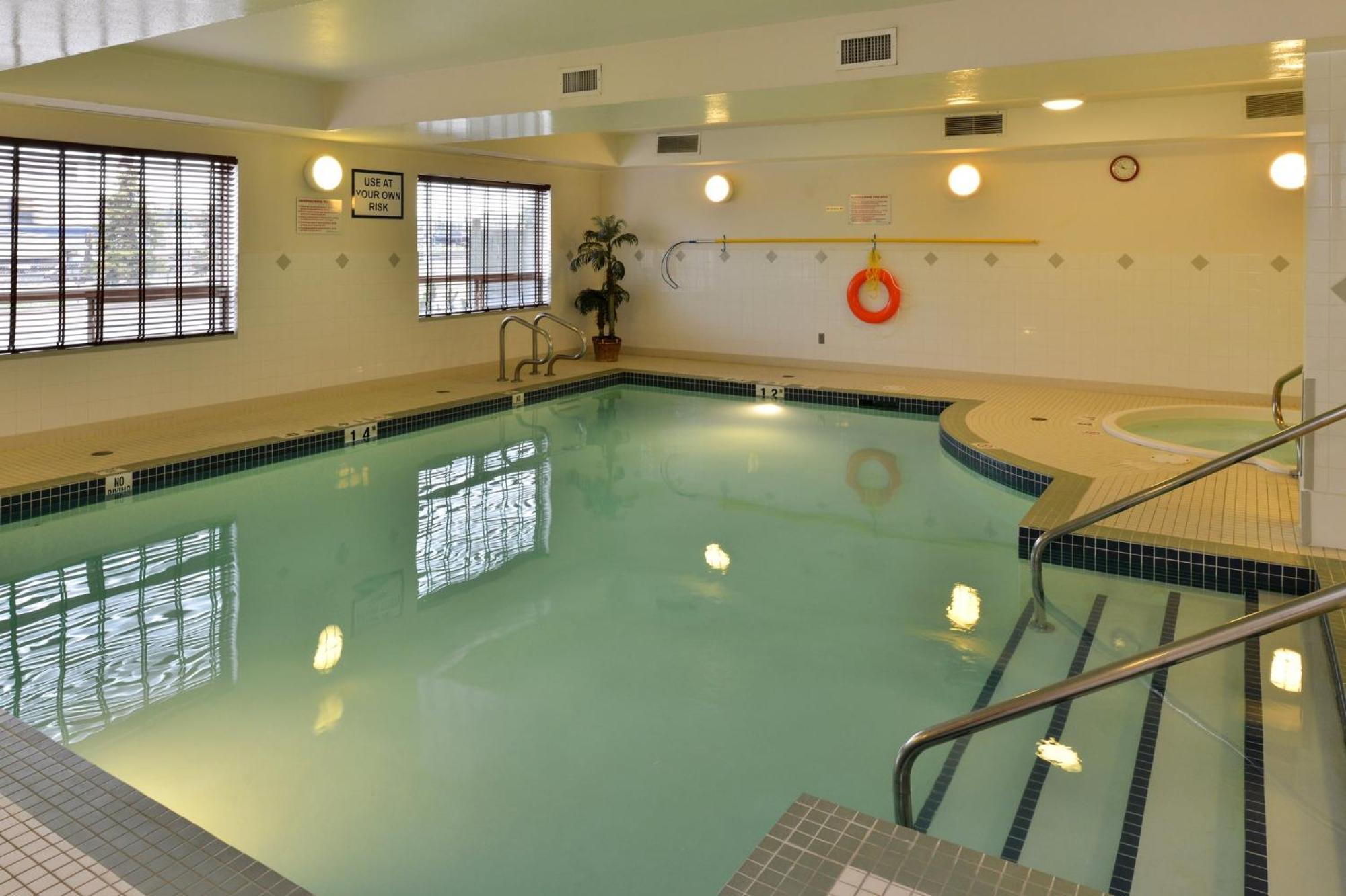 Holiday Inn Express Edmonton North By Ihg Ngoại thất bức ảnh